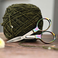KnitPro - Foarfecă pliabilă Rainbow lângă un ghem